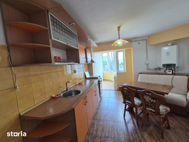Apartament cu 3 camere decomandat, mobilat în Casa de Cultură