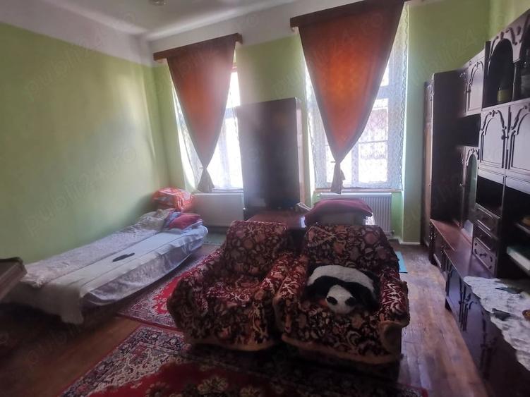 Apartament cu 3 camere semidecomandat în Central