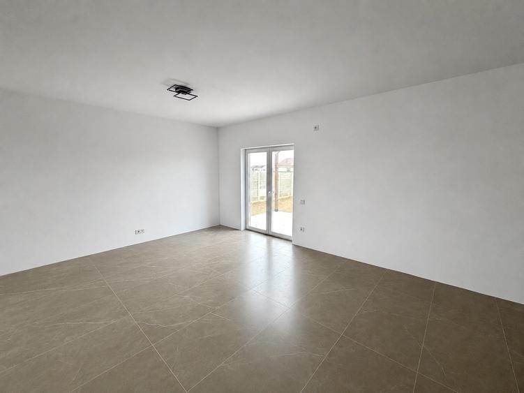 Duplex cu 4 camere cu Canalizare în Moșnița Nouă