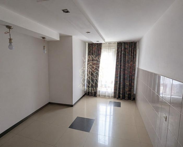 Apartament cu 3 camere semidecomandat în Vest