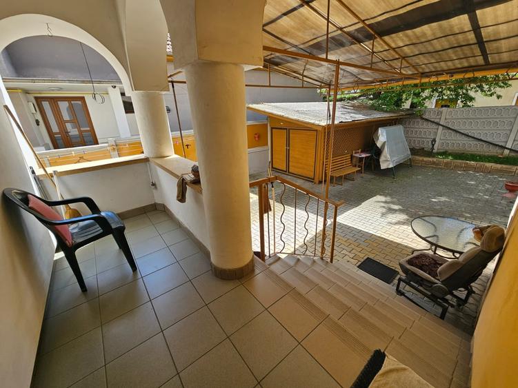 Casă cu 6 camere cu Garaj în Decebal