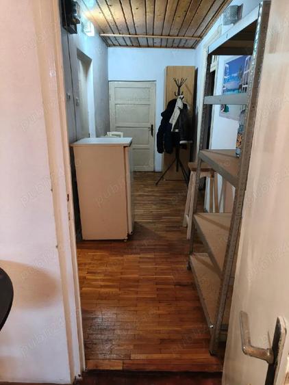 Garsonieră decomandată în Micul Dallas