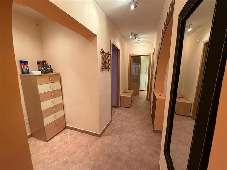 Apartament cu 3 camere decomandat, mobilat în Central