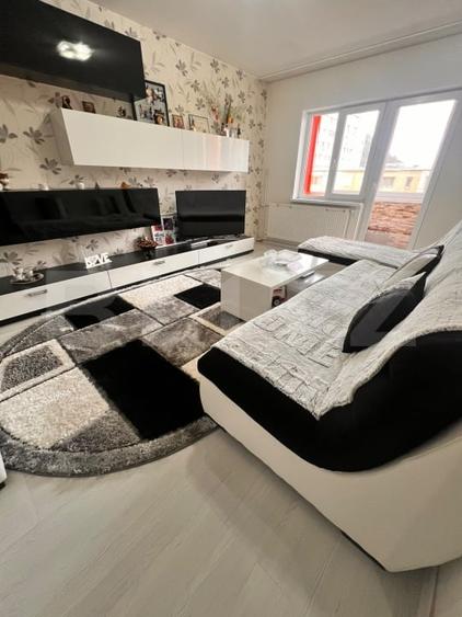 Apartament cu 4 camere decomandat, mobilat în Central
