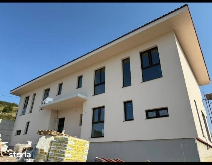 Casă cu 4 camere cu Teren 240 Mp în Central