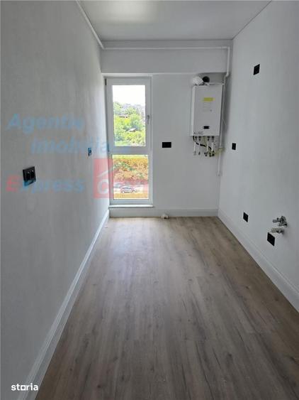 Apartament cu 4 camere decomandat în Valea Adâncă