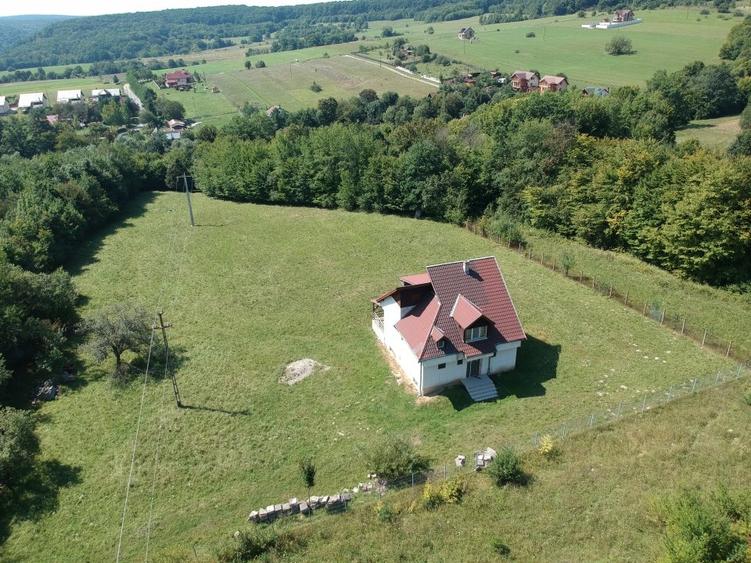 Casă individuală cu 4 camere cu Teren 10000 Mp în Araci