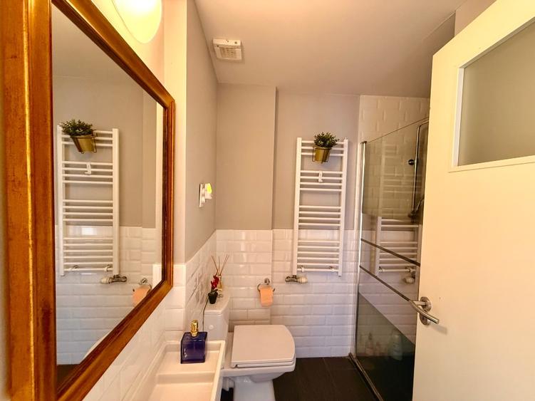 Apartament cu 4 camere semidecomandat, mobilat în Băneasa
