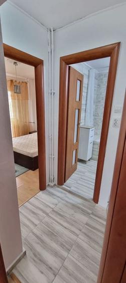 Apartament cu 2 camere semidecomandat, mobilat în Tei