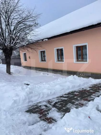 Casă cu 3 camere cu Teren 1700 Mp în Central
