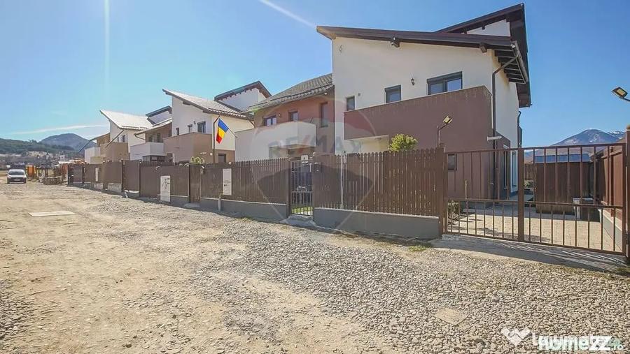 Casă cu 4 camere cu Teren 250 Mp în Noua