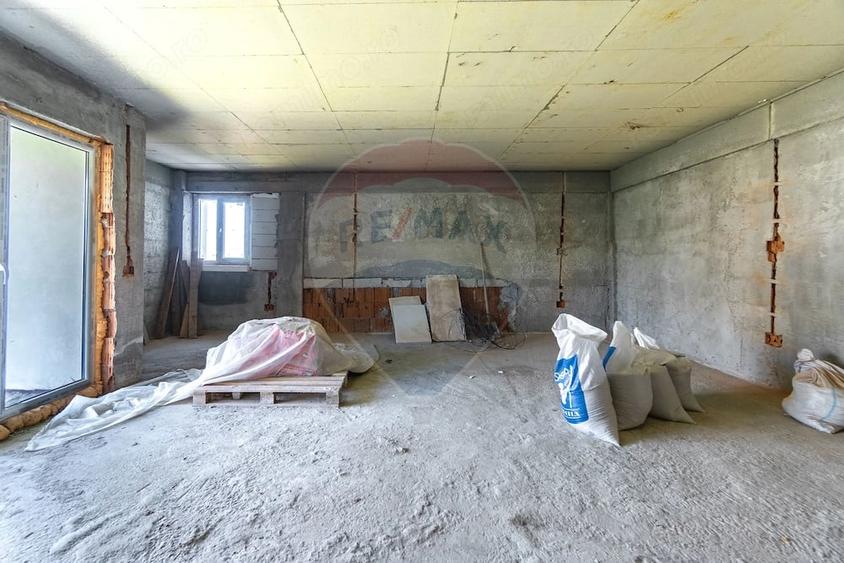 Casă cu 3 camere cu Teren 1707 Mp în Central