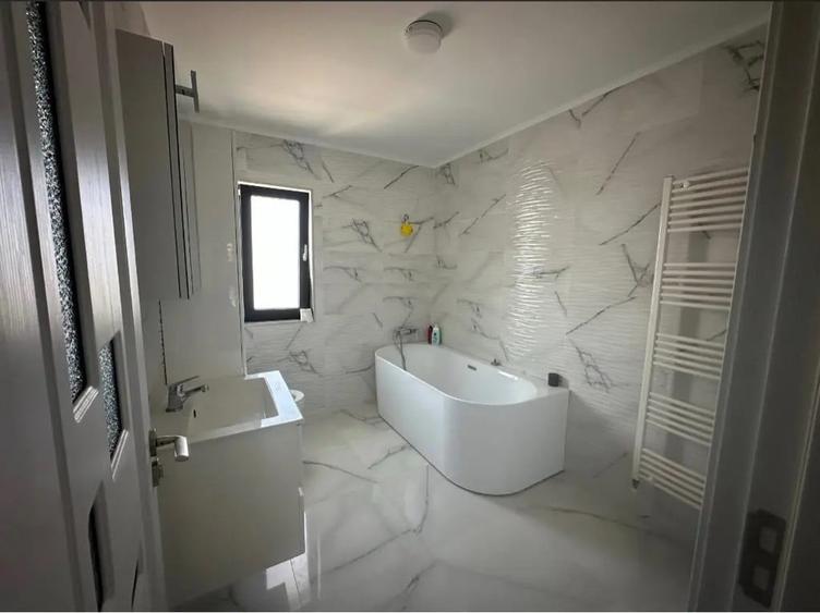 Casă cu 4 camere în Central