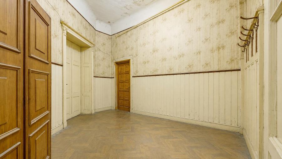 Apartament cu 8 camere semidecomandat în Central