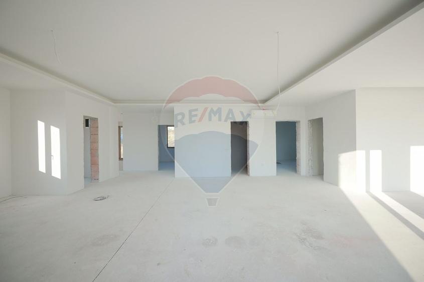 Casă individuală cu 6 camere cu Teren 700 Mp în Dealuri Oradea