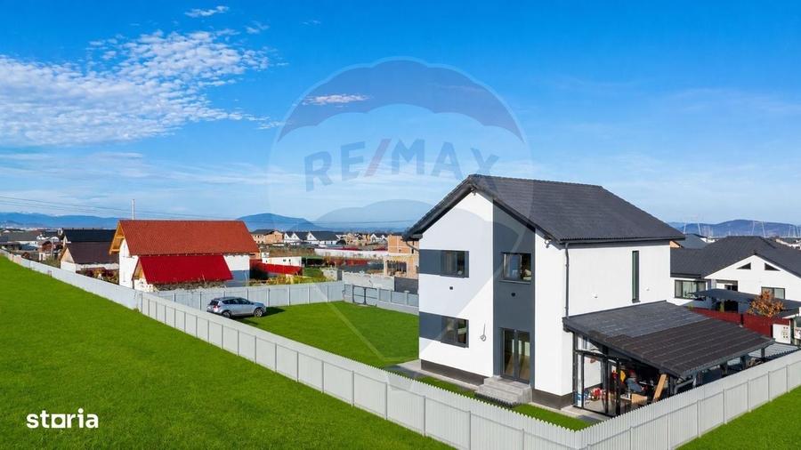 Casă cu 4 camere în Hărmanului