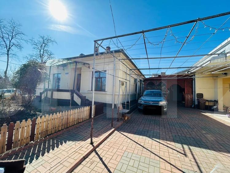 Casă individuală cu 5 camere cu Canalizare în Central