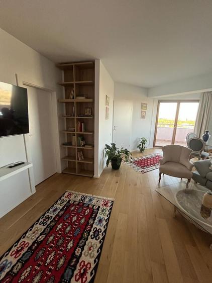 Apartament cu 3 camere semidecomandat, mobilat în P-ta Presei Libere
