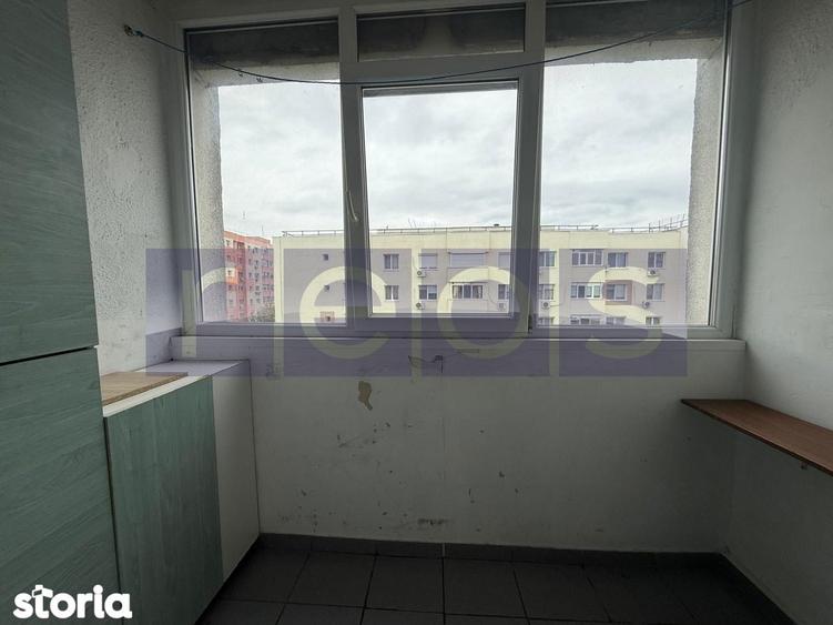 Apartament cu 3 camere semidecomandat în Tei