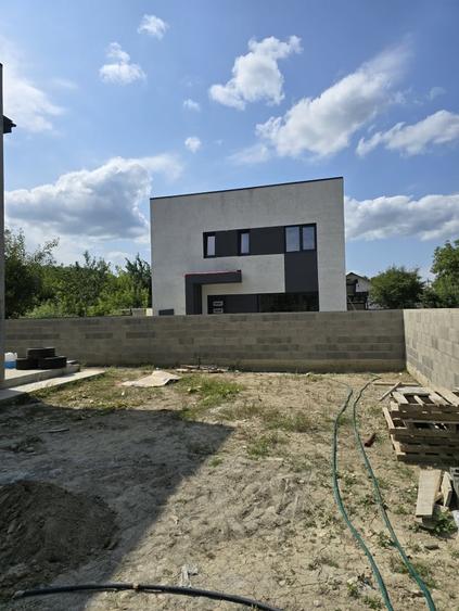 Casă individuală cu 4 camere cu Teren 400 Mp în Mărgineni