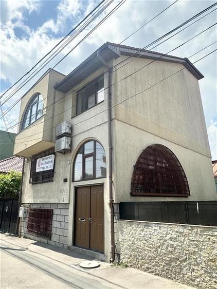 Casă individuală cu 8 camere cu Canalizare în Casa de Cultură