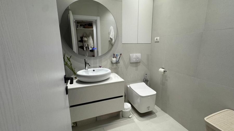 Apartament cu 3 camere semidecomandat, mobilat în Pipera