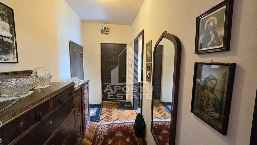 Apartament cu 3 camere semidecomandat, mobilat în Dacia