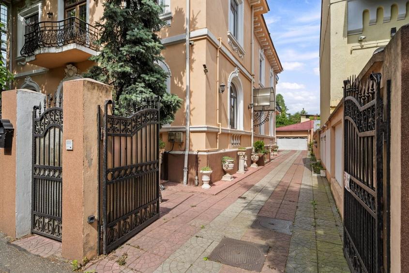 Casă individuală cu 8 camere cu Teren 679 Mp în Cotroceni