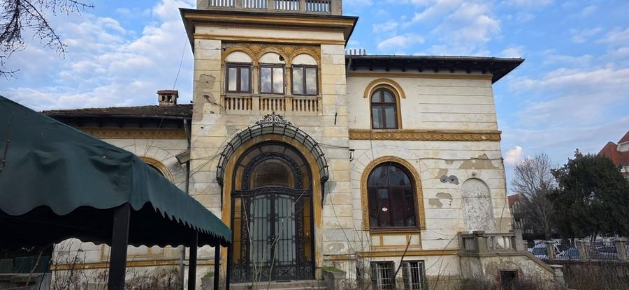 Casă individuală cu 10 camere cu Canalizare în Capitale