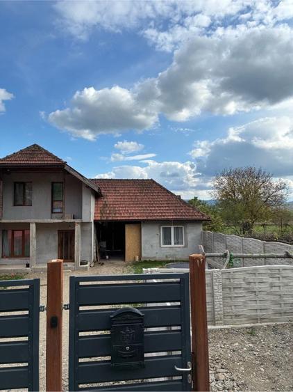 Casă cu 3 camere cu Teren 8000 Mp în Gothatea