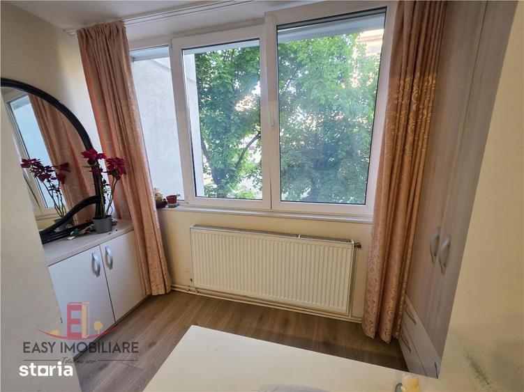 Apartament cu 3 camere decomandat în Livezeni