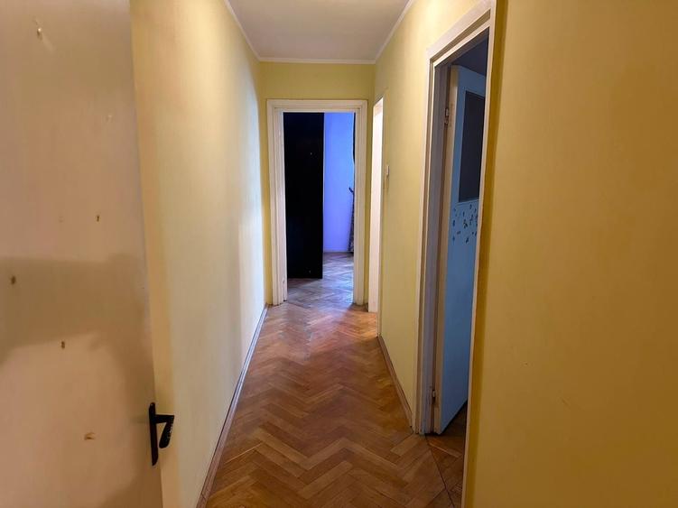 Apartament cu 3 camere semidecomandat în Podul de Piatră
