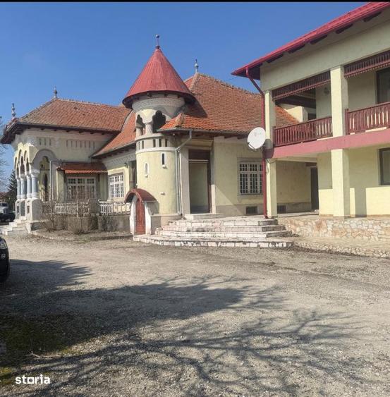 Casă cu 10 camere cu Teren 95000 Mp în Central