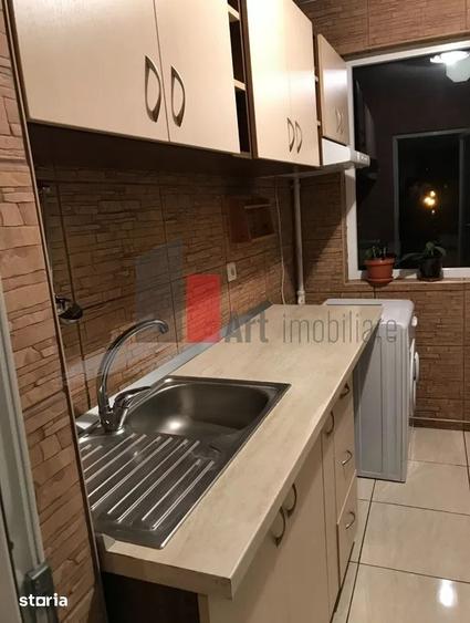 Apartament cu 3 camere semidecomandat, mobilat în Alexandru Obregia