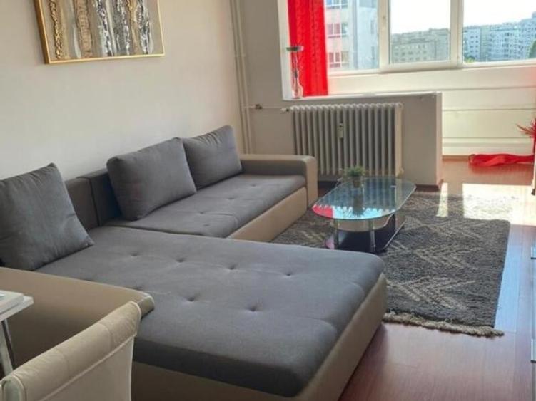 Apartament cu 3 camere decomandat, mobilat în Titan