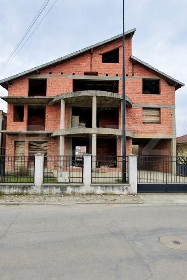 Casă individuală cu 15 camere cu Canalizare în Sud