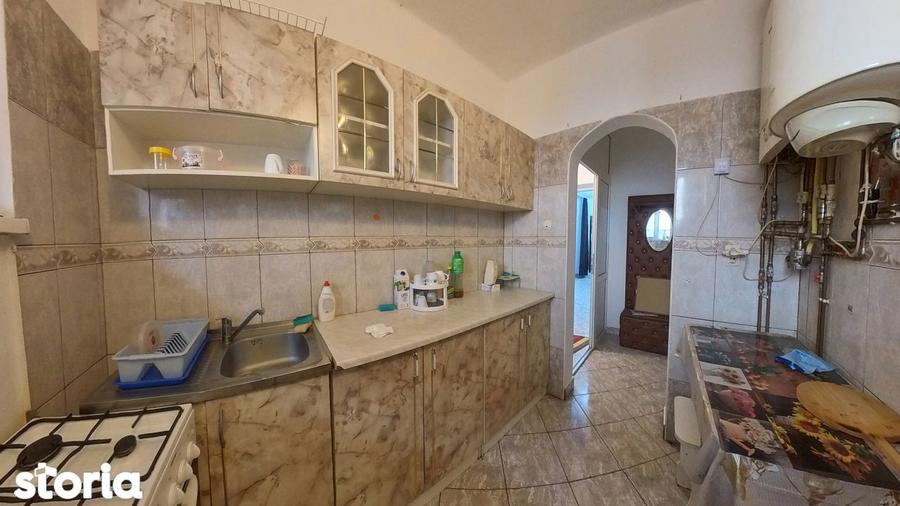 Casă cu 6 camere cu Garaj în Tractorul