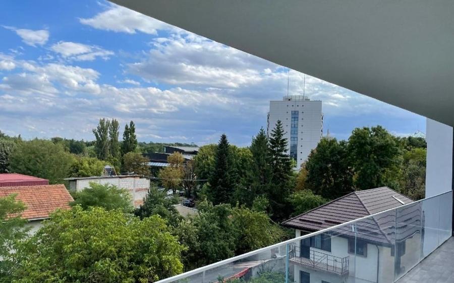 Apartament cu 4 camere decomandat, mobilat în Băneasa