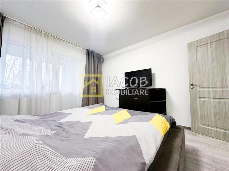 Apartament cu 3 camere semidecomandat în 9 Mai