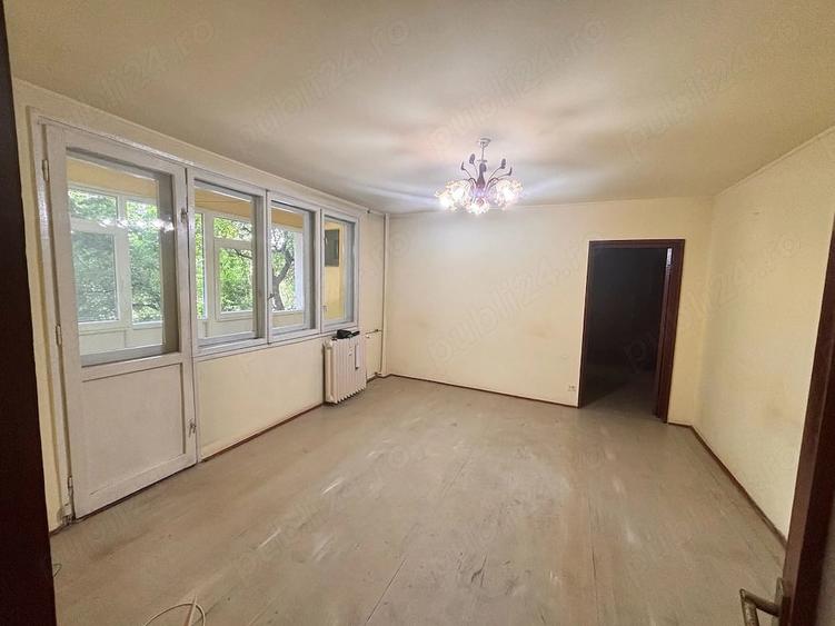 Apartament cu 3 camere semidecomandat în Alexandru Obregia