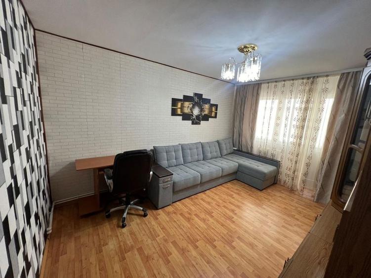 Apartament cu 3 camere decomandat în Podu Roș