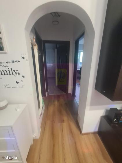 Apartament cu 3 camere semidecomandat în Cuza