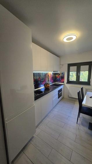 Apartament cu 4 camere semidecomandat în Crângași