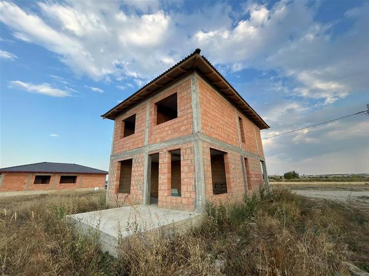 Casă cu 4 camere cu Teren 471 Mp în Cihei