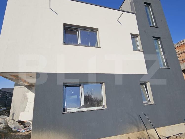 Casă individuală cu 4 camere cu Canalizare în Rediu