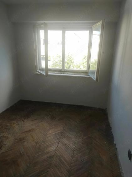 Apartament cu 4 camere nedecomandat în Micro 16
