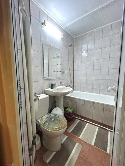 Apartament cu 3 camere semidecomandat în Dacia