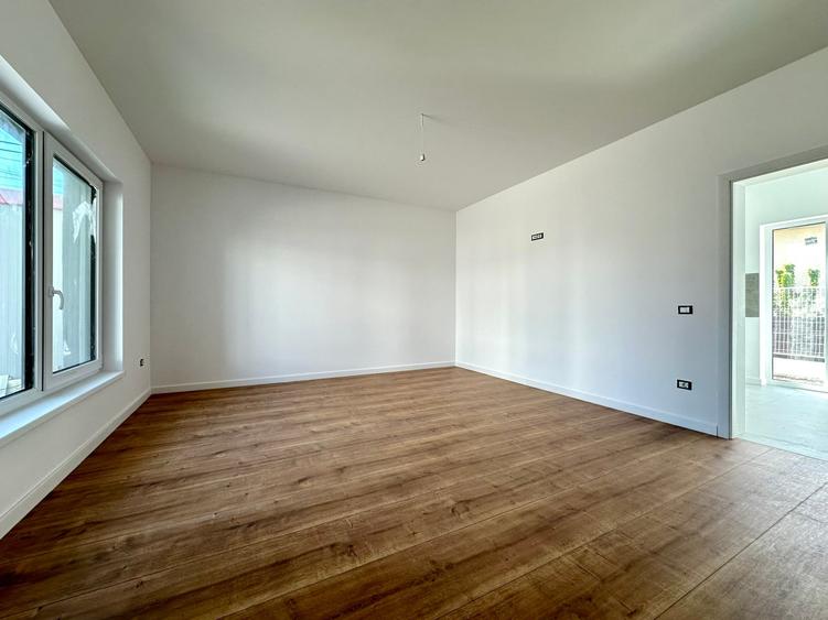 Duplex cu 4 camere cu Canalizare în Popas Păcurari