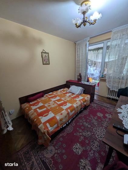 Apartament cu 3 camere decomandat în Calea București