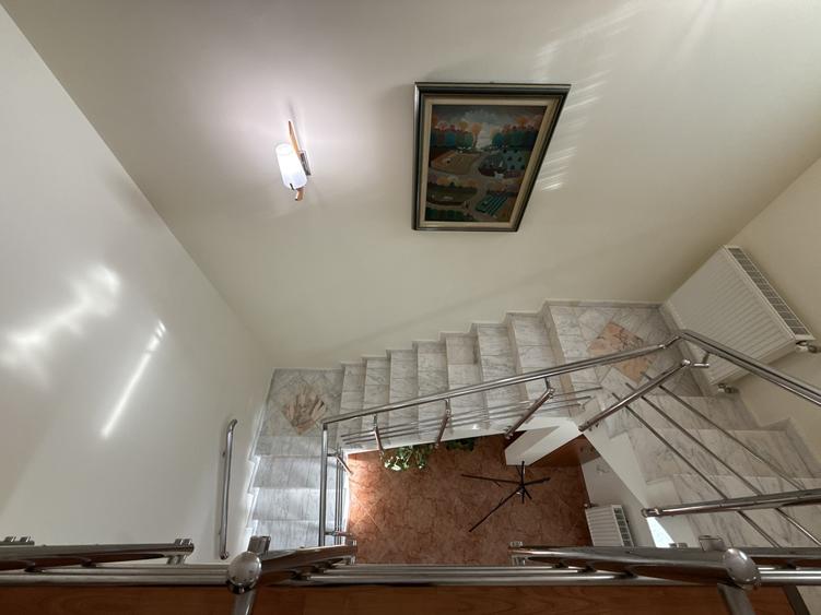 Casă individuală cu 7 camere cu Canalizare în Voluntari